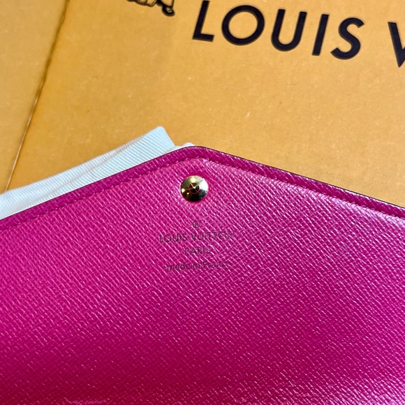 Louis vuitton limited edition Monogram love Lock full size Sarah Wallet - Picture 9 of 11